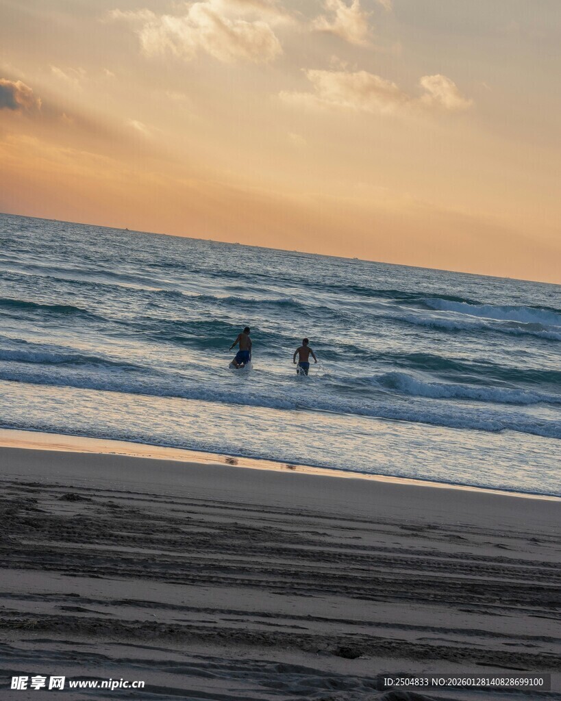 夕阳下的海边漫步场景