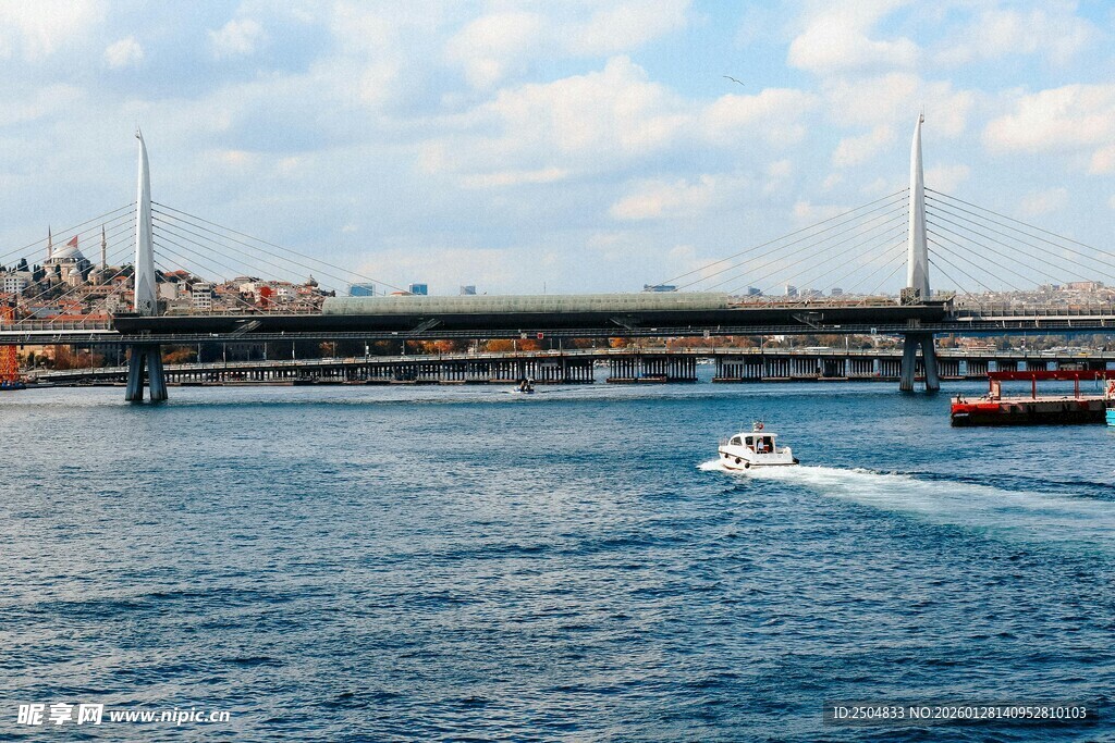 海上桥梁与行驶的小船