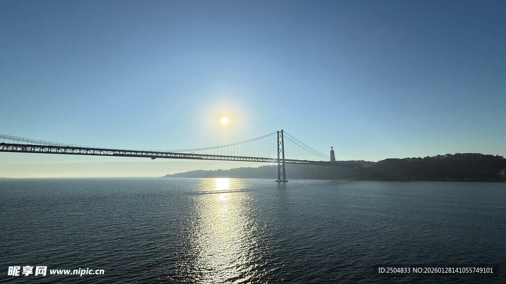 海上大桥映夕阳美景