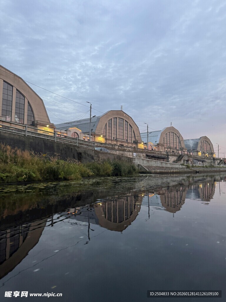 河畔桥梁美景倒映水中