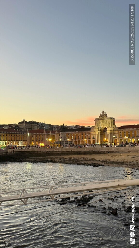 黄昏下的河畔城市美景