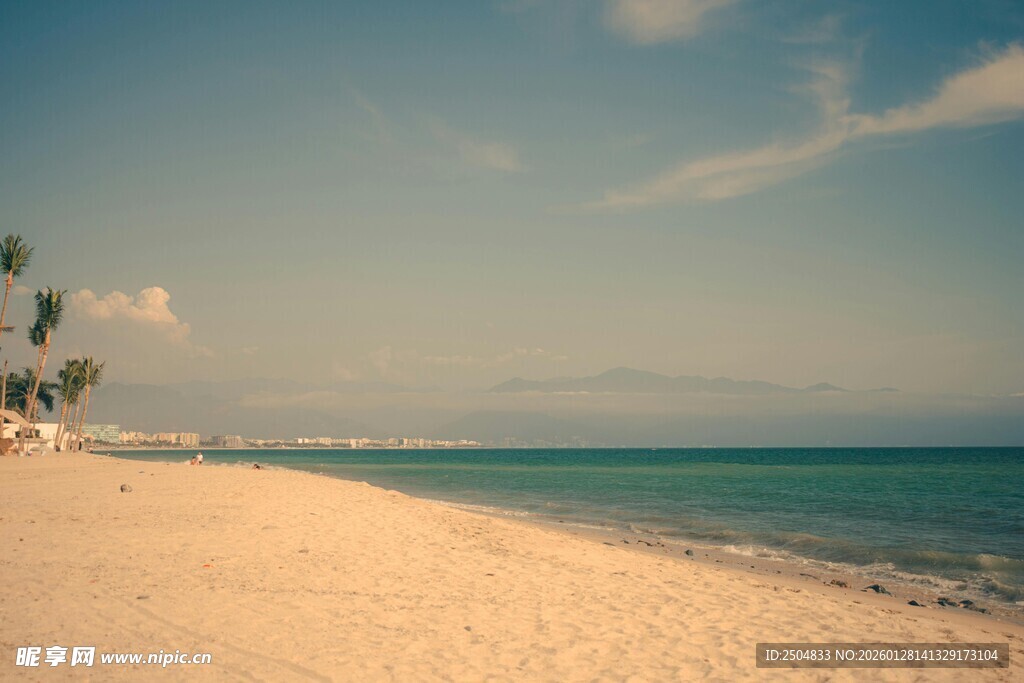 美丽沙滩与蔚蓝大海