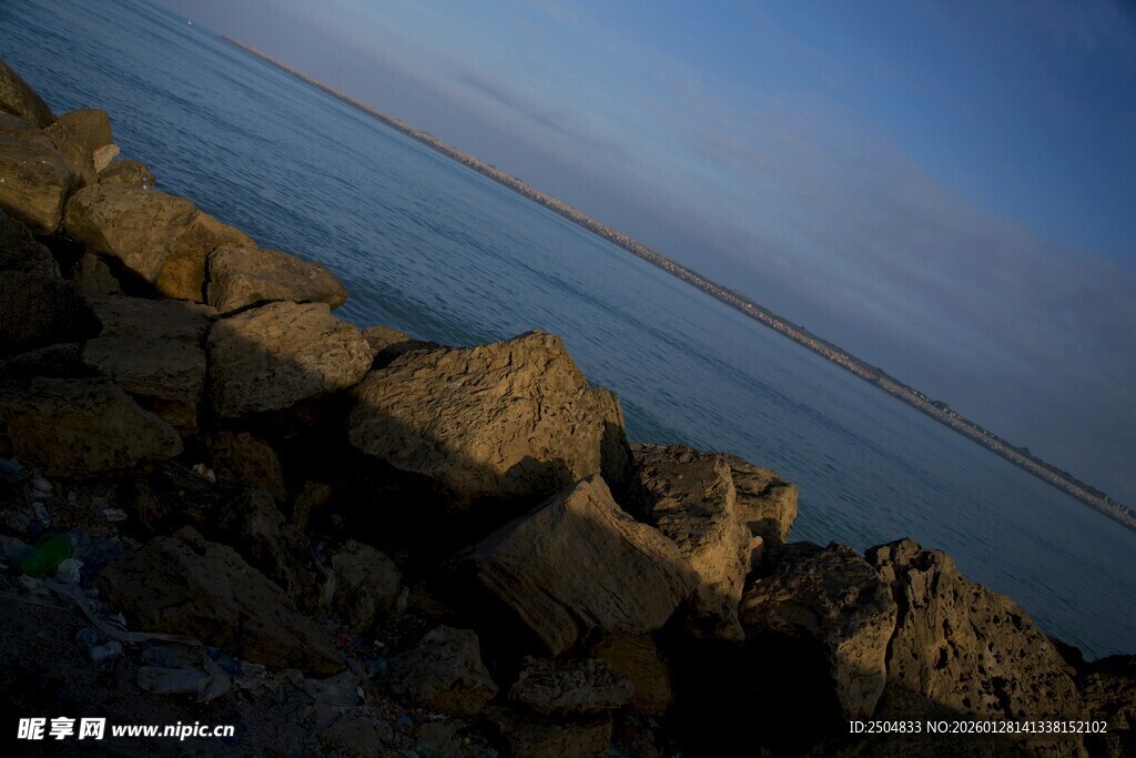 海边岩石与广阔海面景象