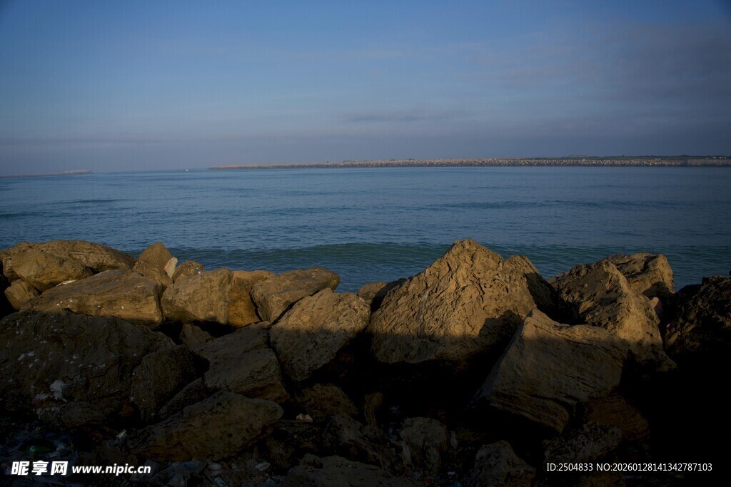 海边礁石 静谧的蓝色景致