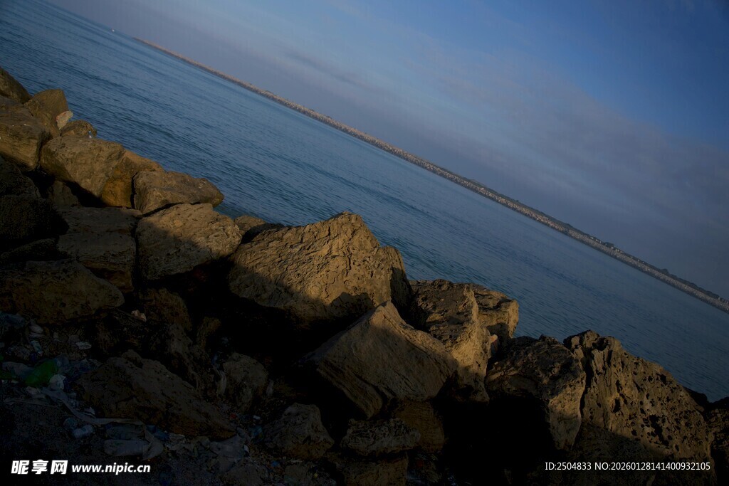 海边岩石与宁静海面
