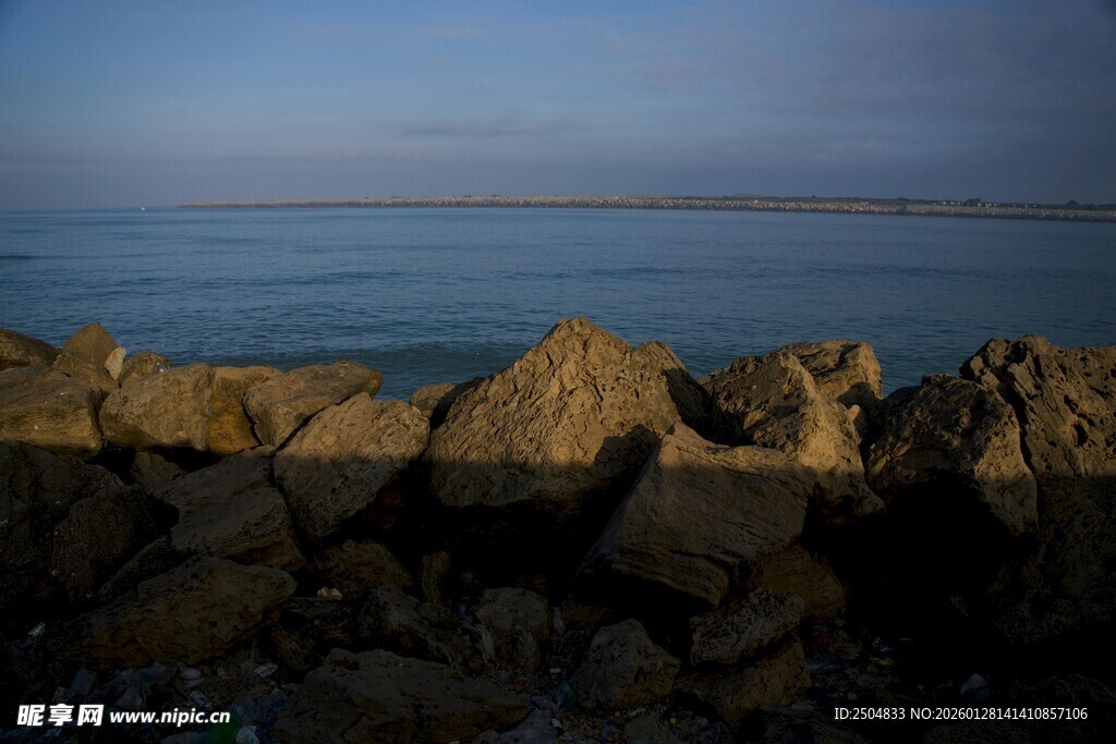 海边嶙峋礁石的黄昏景致