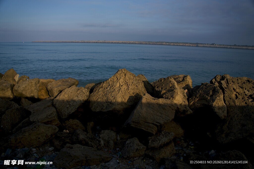 海边岩石与宁静海面