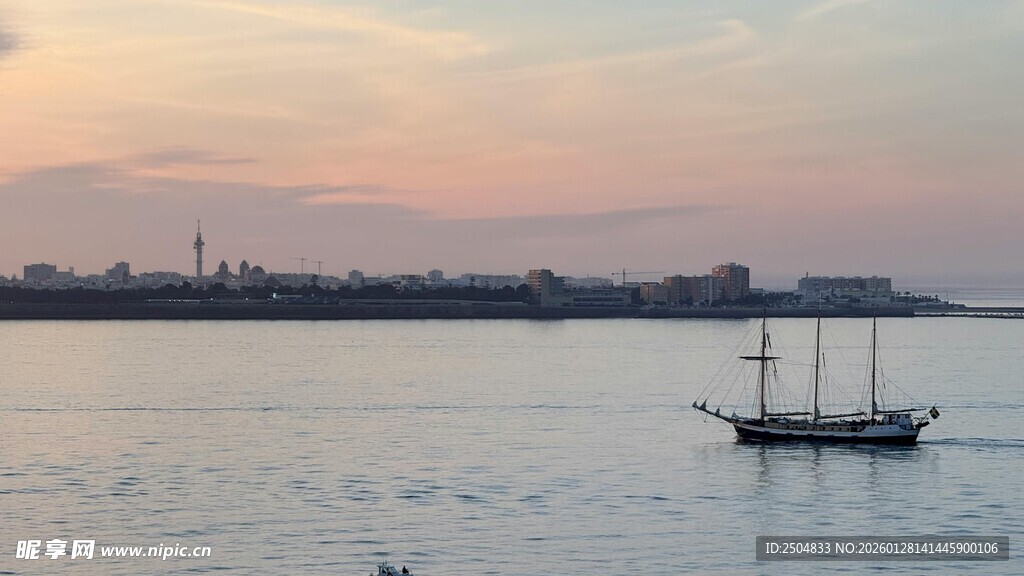 黄昏下的海上帆船
