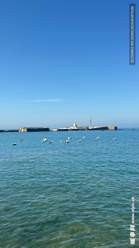 碧海蓝天中的海上景象