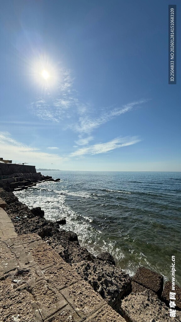 海边岩石处的晴朗风光