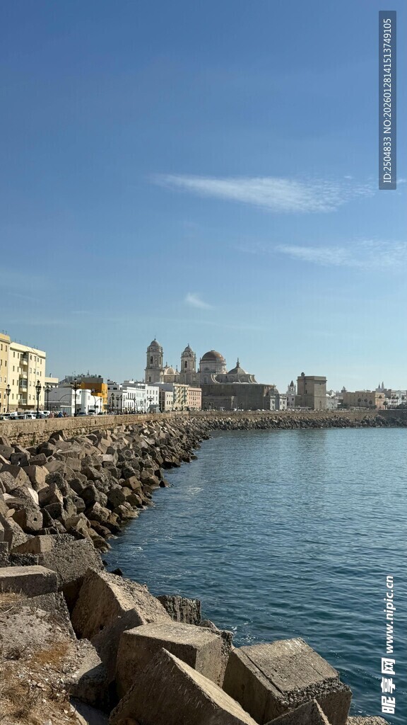 海滨石堤旁的宁静风光