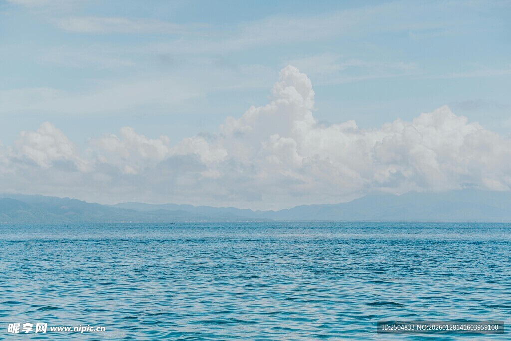碧海蓝天间的壮阔云海