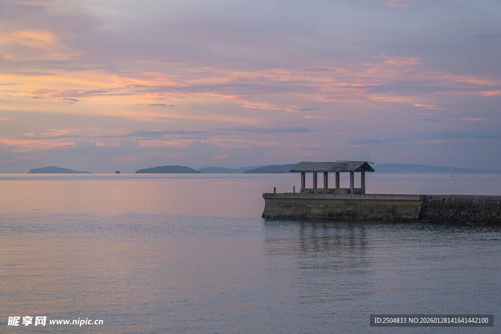 黄昏下宁静的海边码头