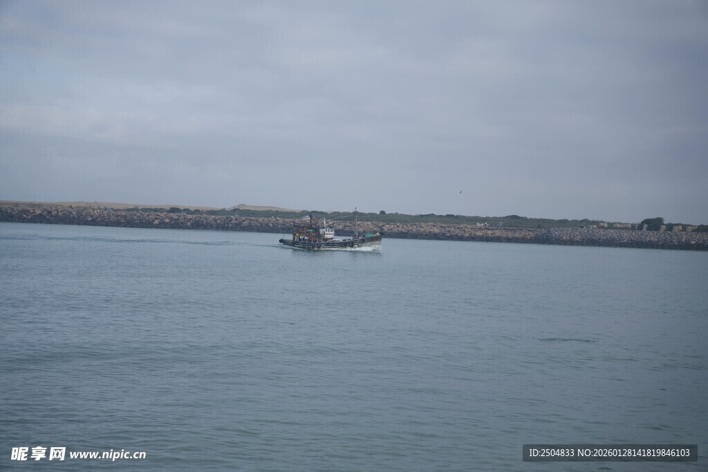 海上船只 远方岸线景色