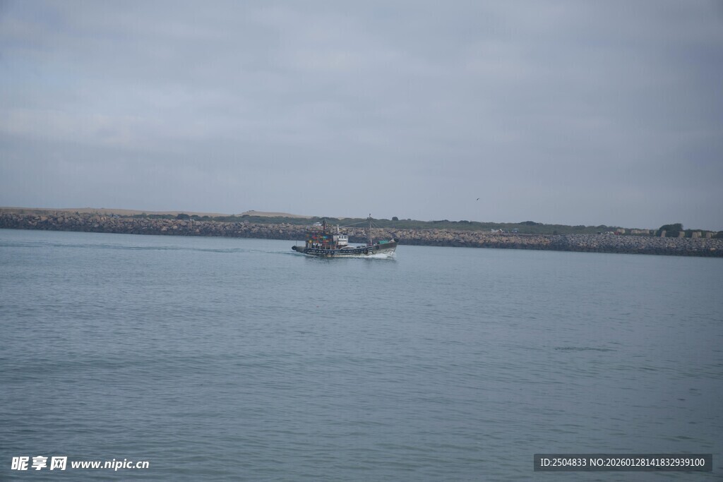 海上船只在平静水域航行