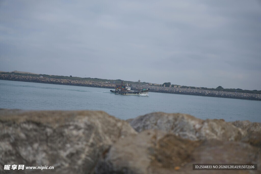 海边岩石与远处水域景观