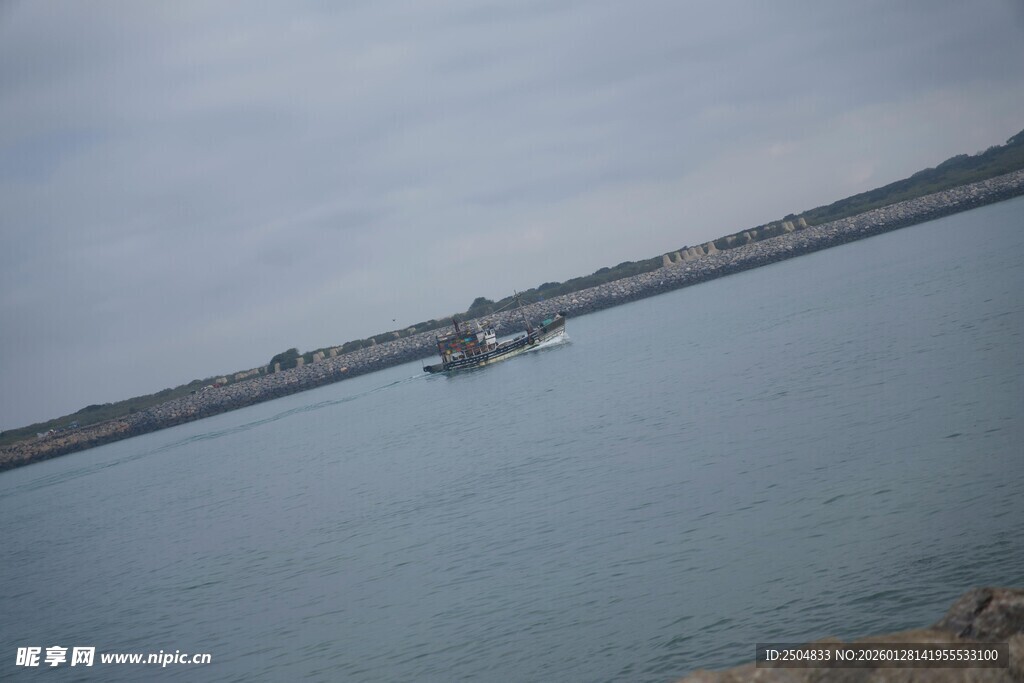 海边长桥延伸至远方