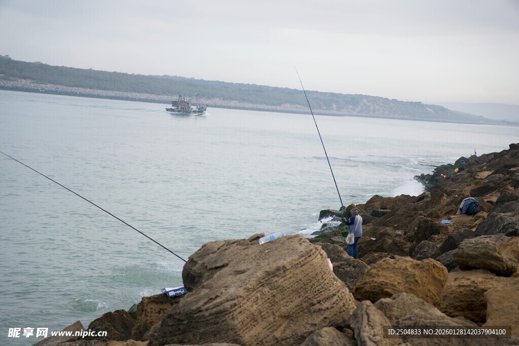 海边岩石上的垂钓场景