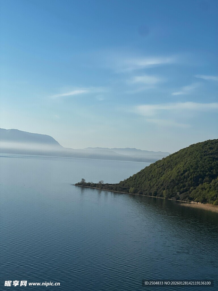 湖畔青山 静谧湖景风光