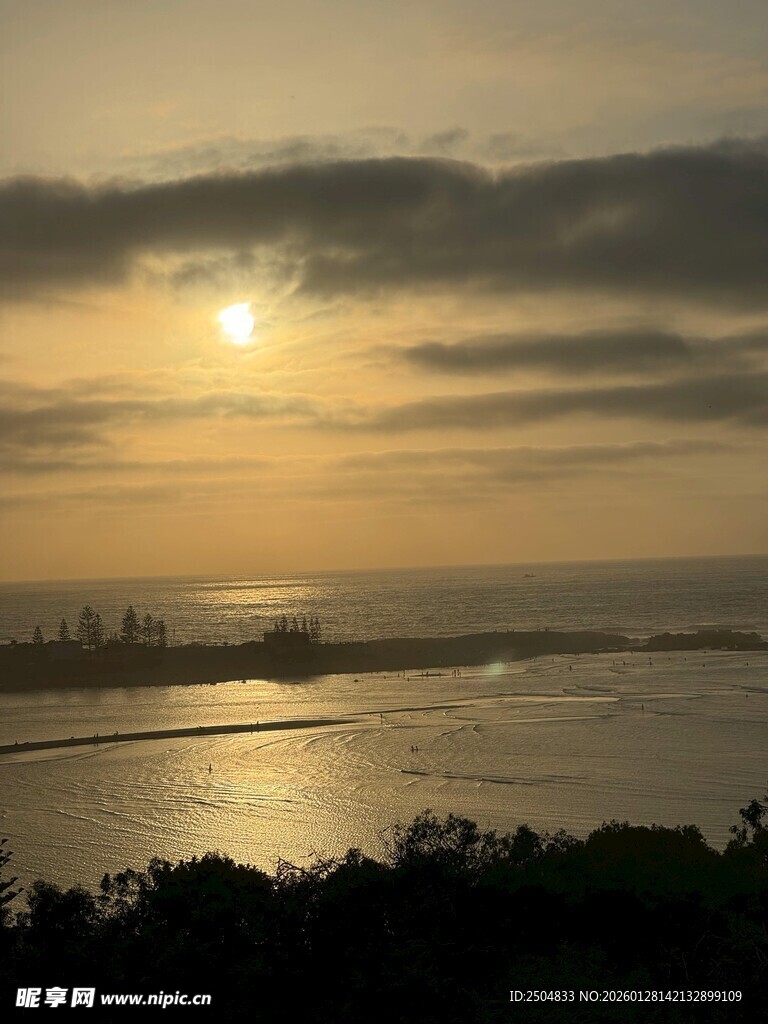 夕阳下的海滨美丽景致
