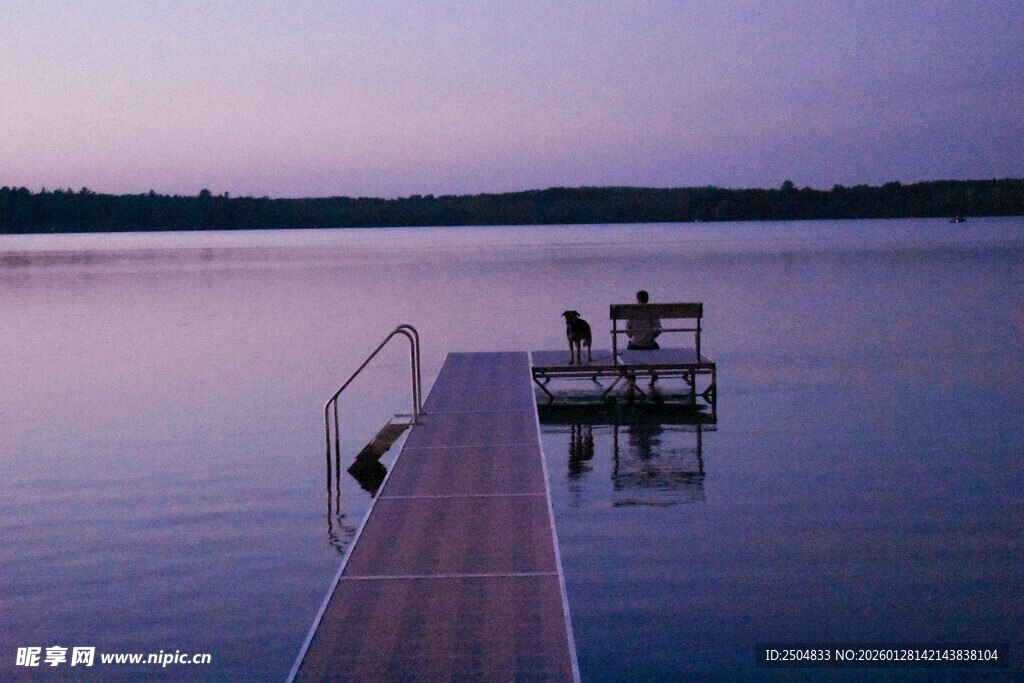 黄昏湖畔的静谧木质栈桥