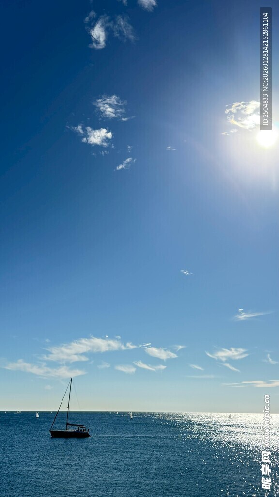 碧海蓝天中的孤舟