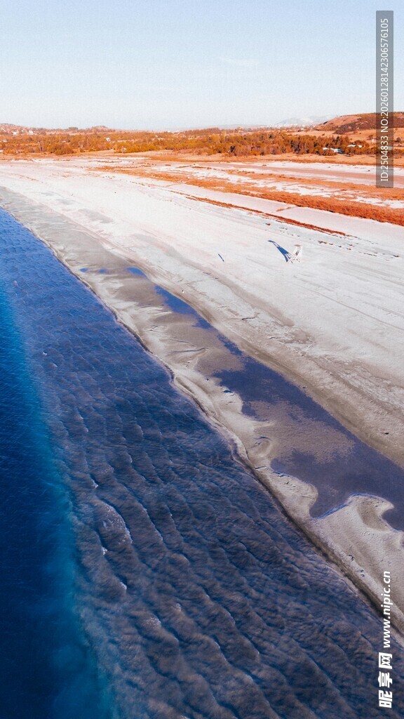 蓝色盐湖与周边地貌景观