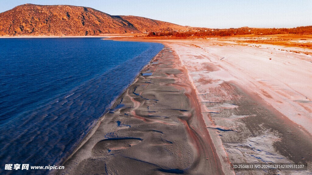 壮丽盐湖与周边地貌景观