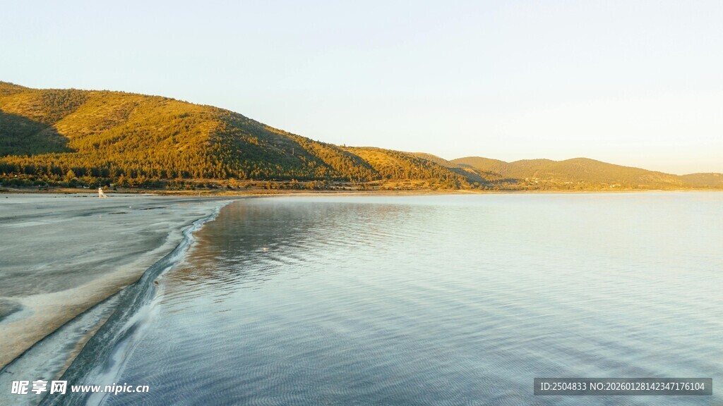 金色海岸边的静谧水面