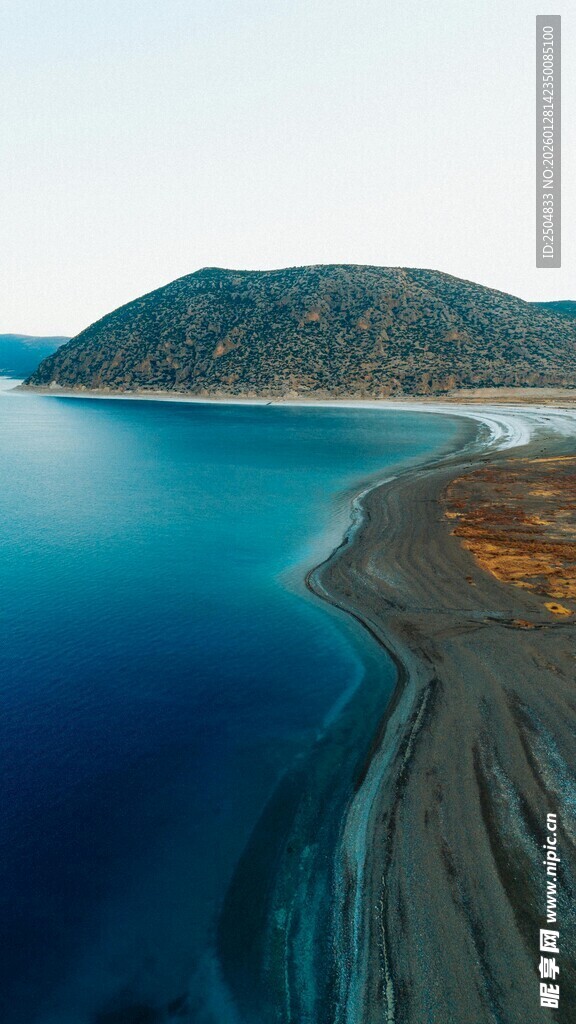 蓝色湖泊与岸边壮丽景观