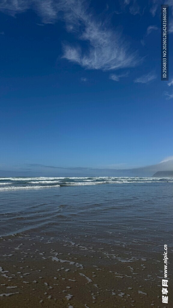 广阔海滩与蓝天美景
