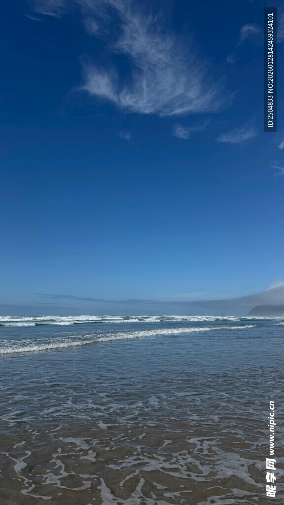 蔚蓝海岸 海浪轻拍沙滩