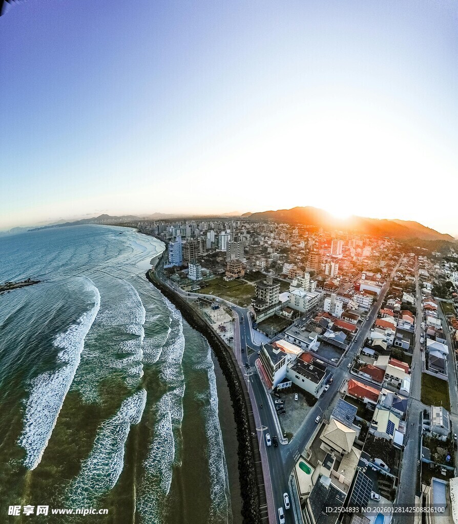 海滨城市日出美景