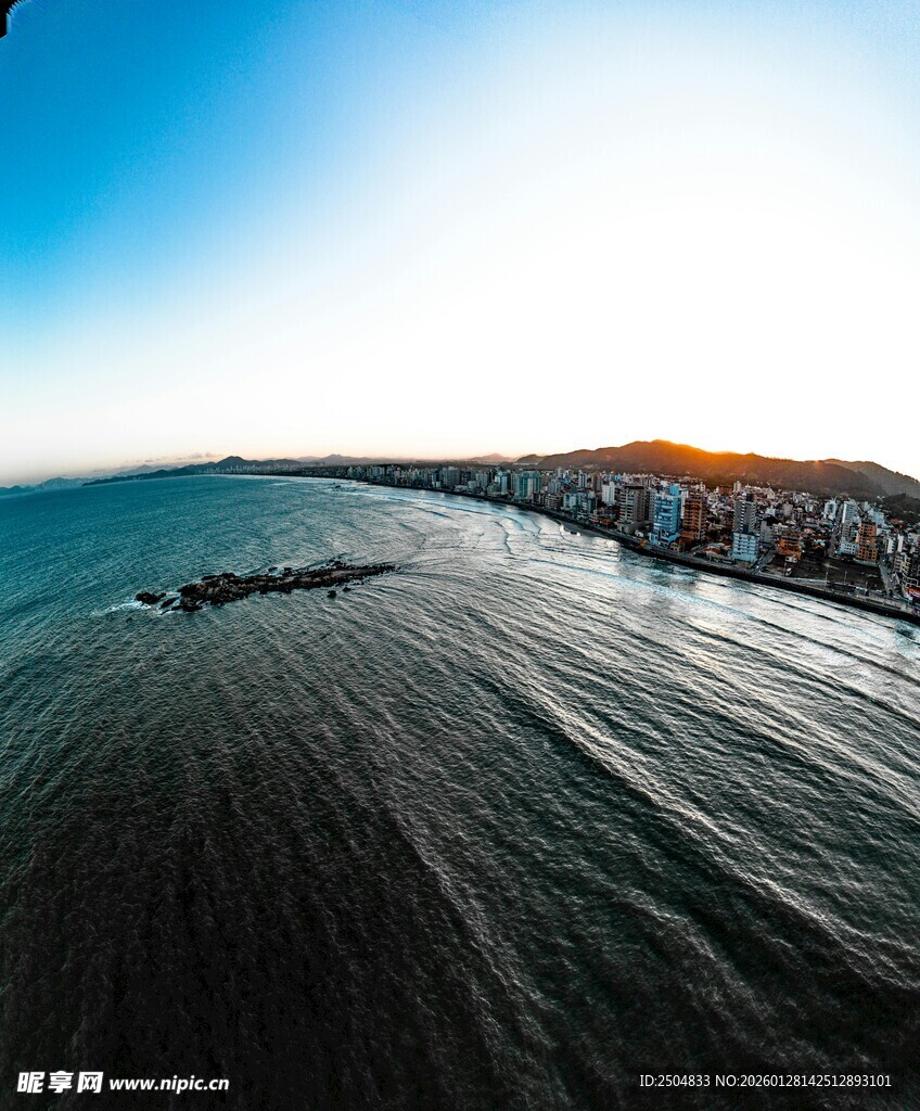 海上风光远望船只与城镇