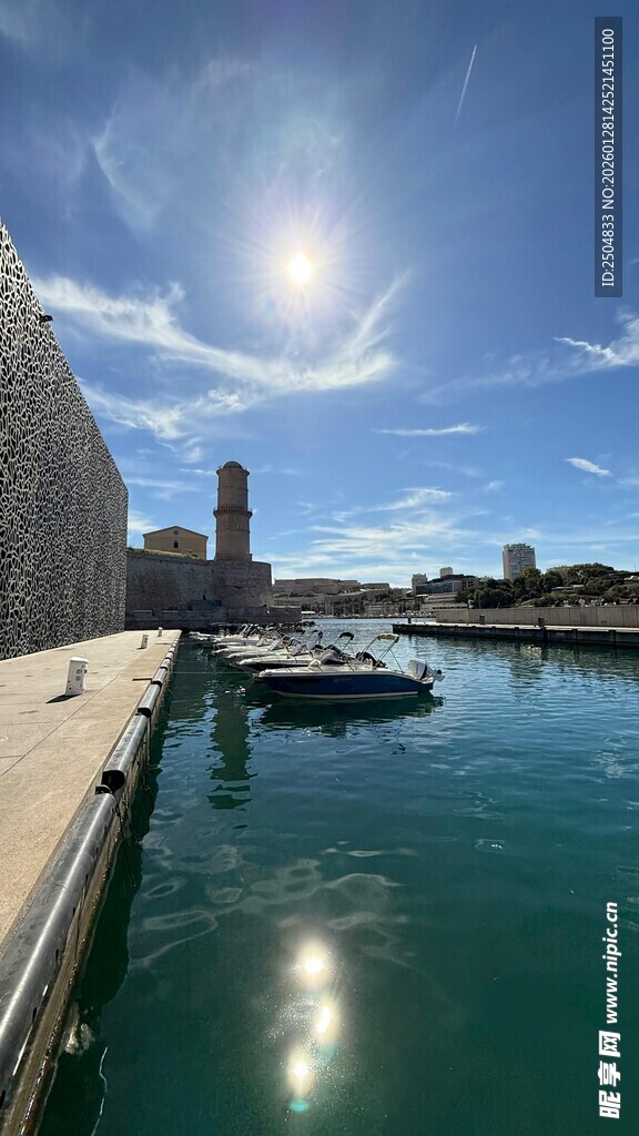海港阳光照耀下的宁静景象