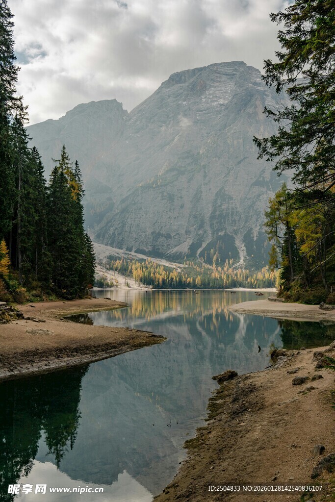 山间宁静湖泊美景
