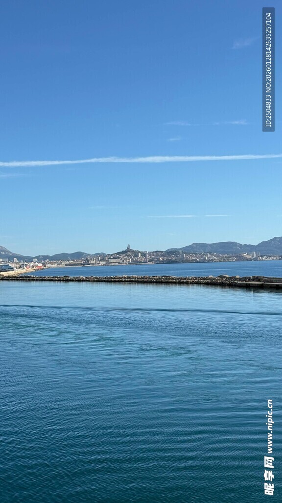 宁静海面与远处山峦