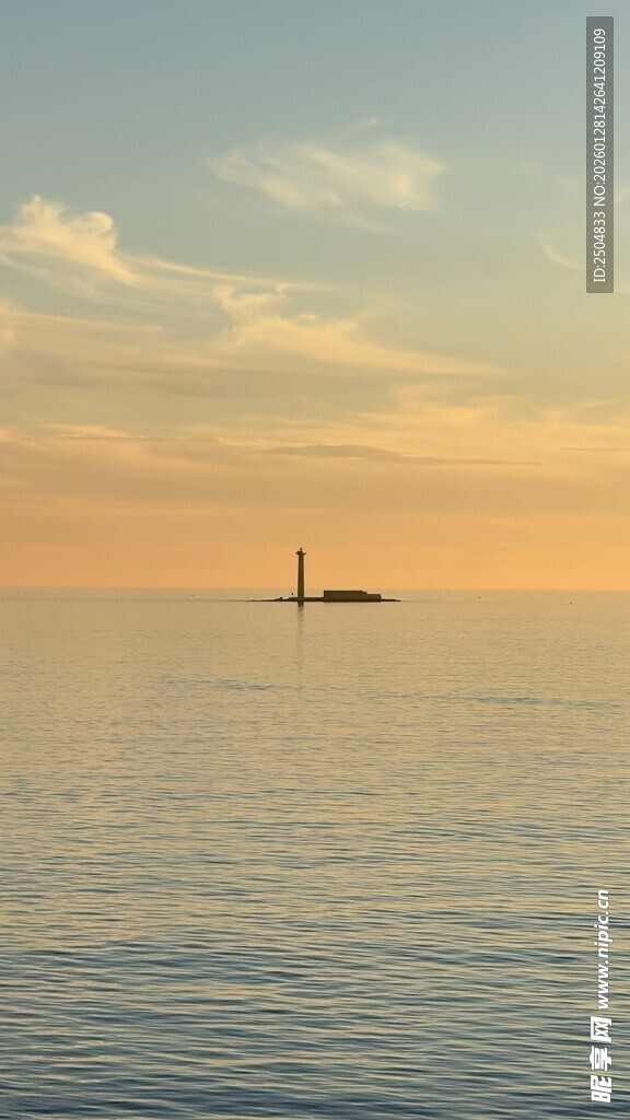 海上日落时的孤舟