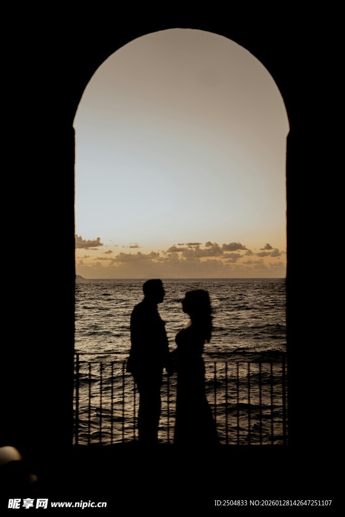 拱门下的情侣与海景
