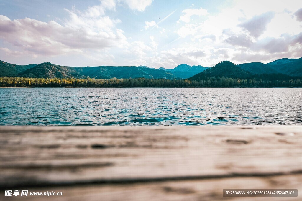 湖畔木栈 远山蓝天美景