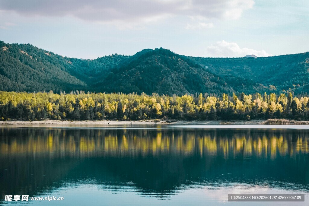 宁静山水湖景风光图