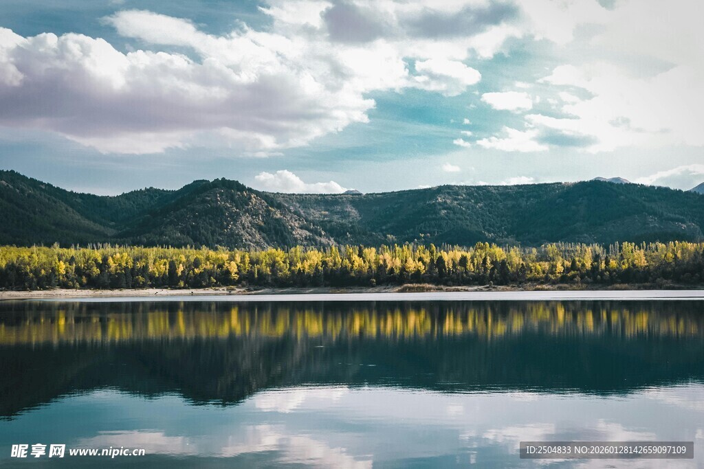 宁静山水倒影美景