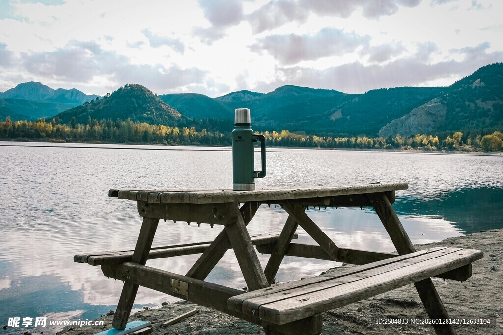 湖畔野餐桌旁的静谧时光