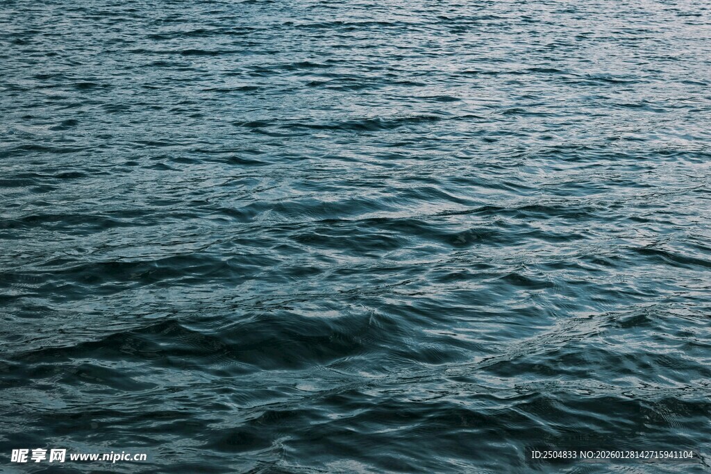 波光粼粼的蓝色海面