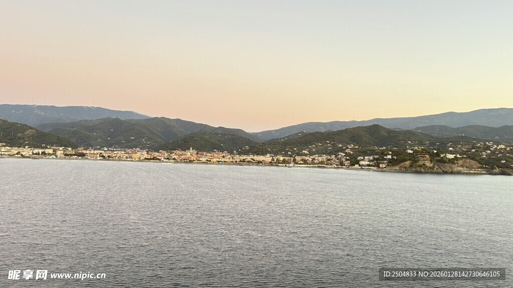 宁静湖畔的美丽黄昏景色