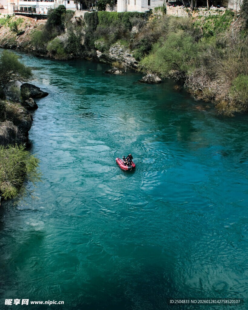 蓝河上的皮划艇之旅