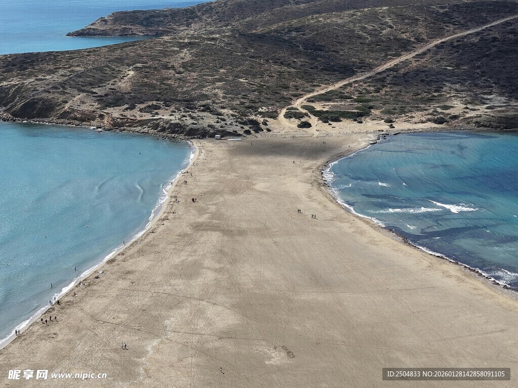 狭长沙滩连接碧海与陆地