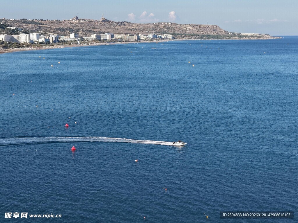 海上快艇划出美丽水痕