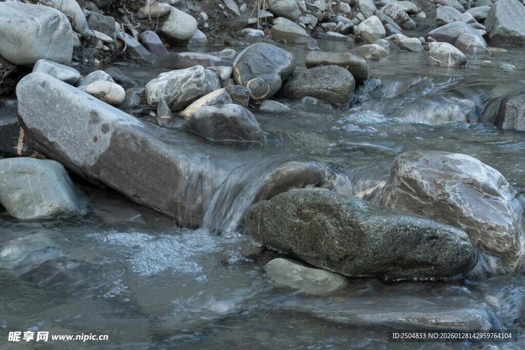 山间溪流中的嶙峋石块