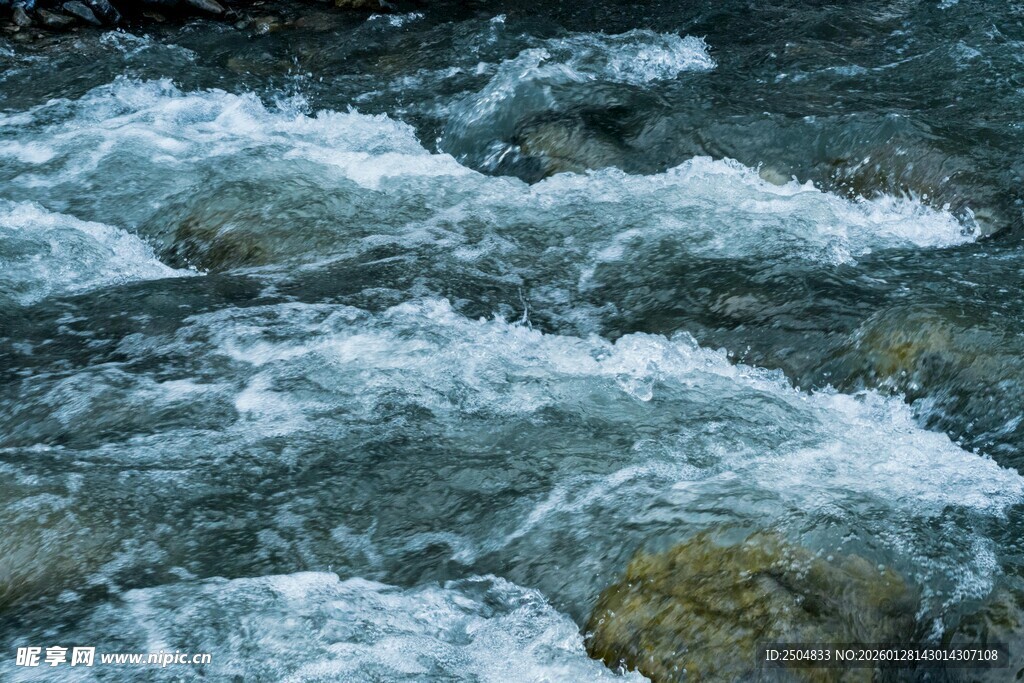 山间溪流湍急的美丽景象